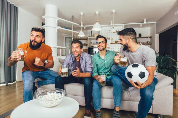 Mężczyźni Oglądający Sport Telewizji Razem Domu Krzyczący Radośnie Grupa Przyjaciół — Zdjęcie stockowe