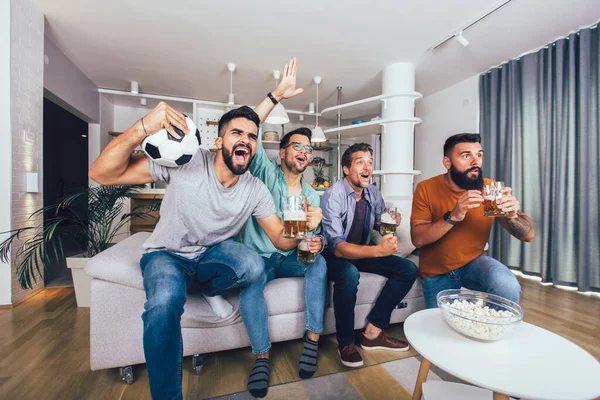 Erkekler Televizyonda Birlikte Spor Izleyip Neşeli Çığlıklar Atıyorlar Bir Grup — Stok fotoğraf