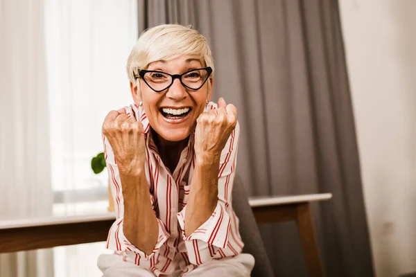 Portrét Šťastné Starší Ženy Gestikulující Rukama Doma — Stock fotografie