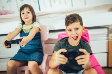mutlu çocuk - kız ve erkek bilgisayar oyunu oynamak