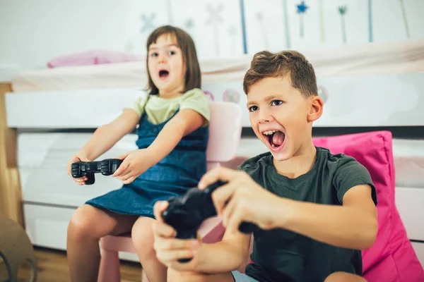 Niños Felices Niña Niño Jugando Videojuego —  Fotos de Stock