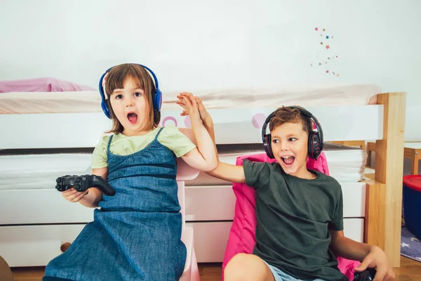 Щасливі Діти Дівчинка Хлопчик Грають Відеогру — стокове фото