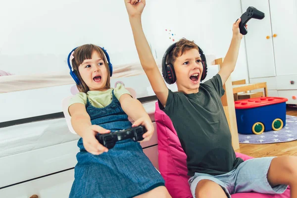 Щасливі Діти Дівчинка Хлопчик Грають Відеогру — стокове фото