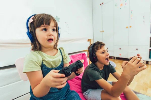 Crianças Felizes Menina Menino Jogando Jogo Vídeo — Fotografia de Stock