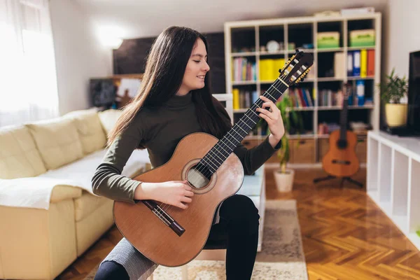 Teen Ragazza Che Pratica Qualche Nuovo Suono Una Chitarra Casa — Foto Stock