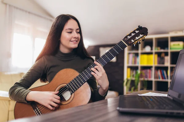 Mädchen Spielen Gitarre Mit Computer Lernen Mit Einem Online Kurs — Stockfoto