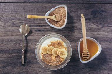 Kepekli ve muzlu taze yoğurt.