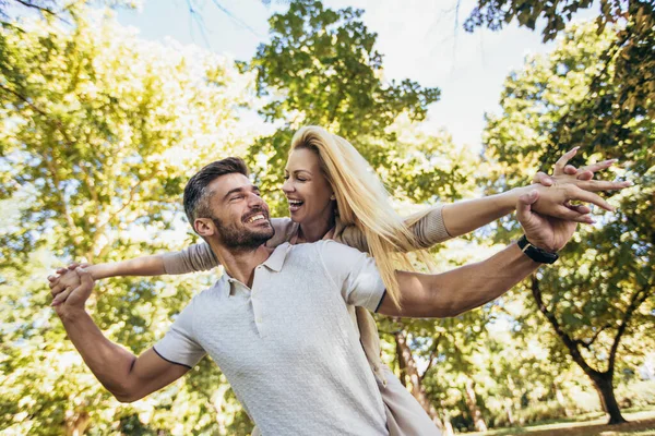 Boyfriend Carrying His Girlfriend Piggyback Autumn Park — Stock Photo, Image