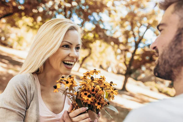 Houden Van Jong Stel Een Date Met Bloemen Het Park — Stockfoto