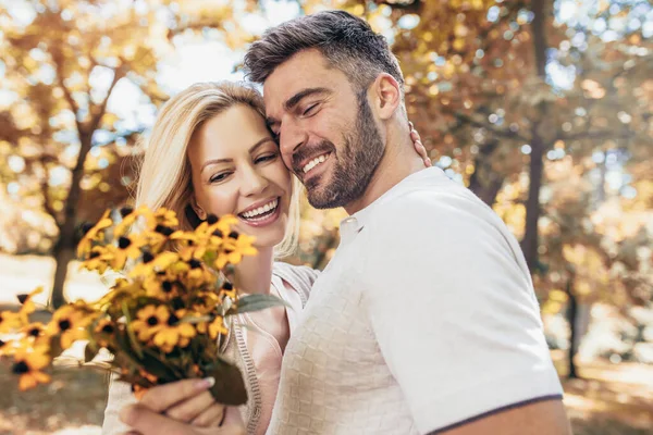 Amar Pareja Joven Una Cita Con Flores Parque — Foto de Stock