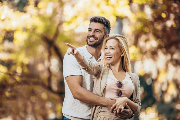 Coppie Sorridenti Divertono Nel Parco Autunnale — Foto Stock