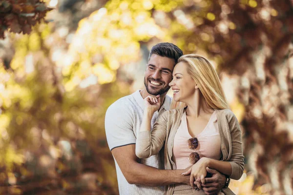 Coppie Sorridenti Divertono Nel Parco Autunnale — Foto Stock