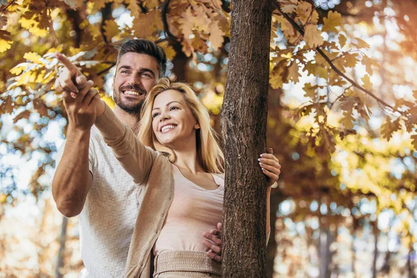 Gülümseyen Çift Sonbahar Parkta Eğleniyor — Stok fotoğraf