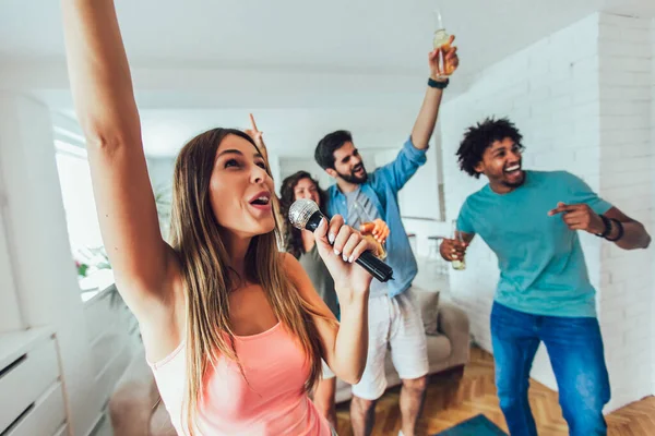 Een Groep Vrienden Die Thuis Karaoke Spelen Concept Vriendschap Home — Stockfoto