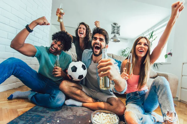 Grupo Amigos Viendo Fútbol Casa Celebrando Victoria —  Fotos de Stock