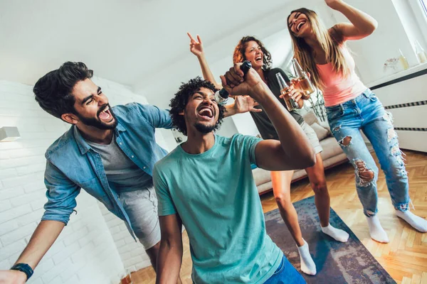 Grupo Amigos Jugando Karaoke Casa Concepto Sobre Amistad Entretenimiento Hogar — Foto de Stock