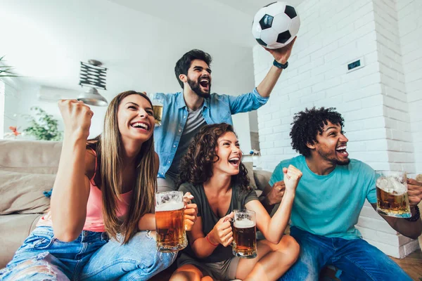 Gruppe Von Freunden Schaut Hause Fußball Und Feiert Den Sieg — Stockfoto