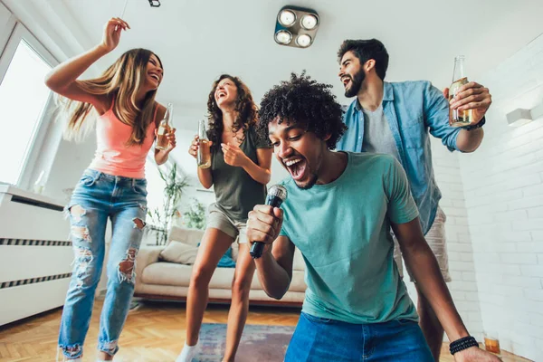 Grupp Vänner Som Spelar Karaoke Hemma Begreppet Vänskap Hemunderhållning Och — Stockfoto