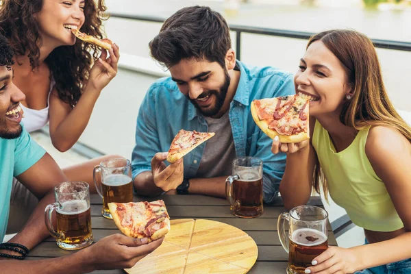 Amigos Que Gostam Pizza Grupo Jovens Alegres Comendo Pizza Bebendo — Fotografia de Stock