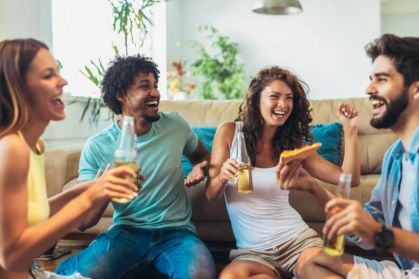 Grupo Jóvenes Amigos Comiendo Pizza Fiesta Casa — Foto de Stock