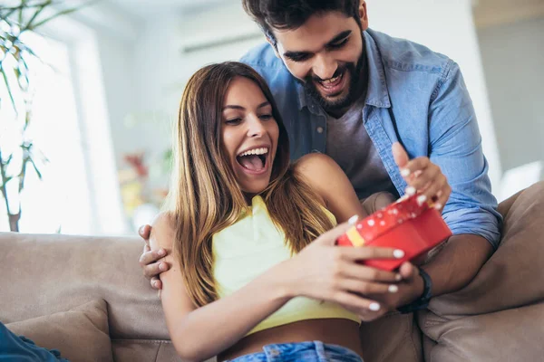 Hombre Dando Regalo Sorpresa Mujer Casa — Foto de Stock