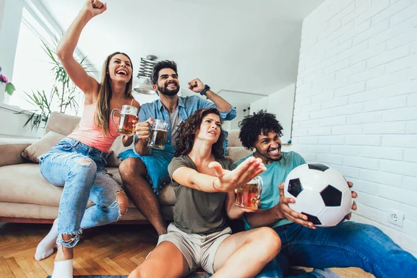 Ομάδα Φίλων Που Παρακολουθούν Ποδόσφαιρο Στο Σπίτι Και Γιορτάζουν Νίκη — Φωτογραφία Αρχείου
