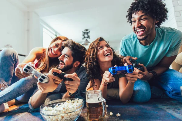 Grupo Amigos Jugando Con Videojuegos Jóvenes Sentados Sala Jugando Juntos —  Fotos de Stock