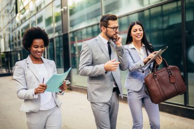 Bir grup iş adamı dışarıda toplanıyor. Patronla çalışıyor..