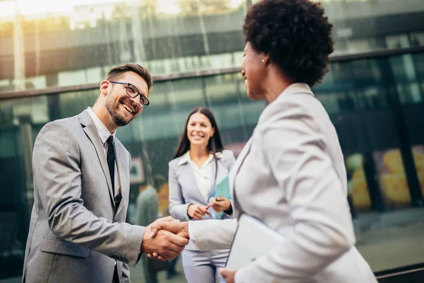 Empresario Estrechando Mano Para Asociarse Aire Libre — Foto de Stock