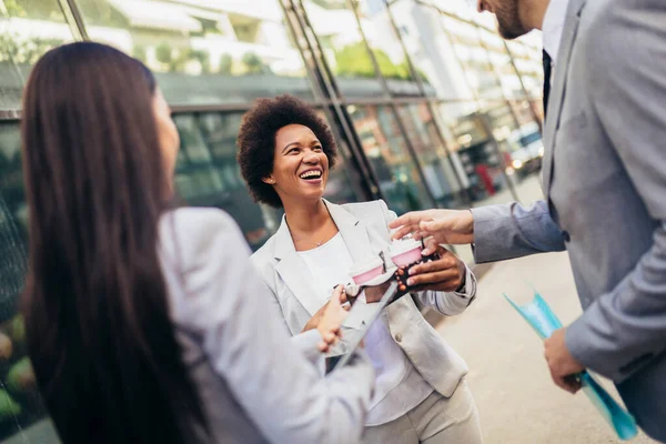 Affärs Unga Laget Diskutera Utomhus Kaffe Paus — Stockfoto