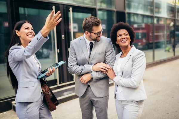 Paar Vergadering Onroerend Goed Agent Buiten Nieuwe Eigenschap — Stockfoto