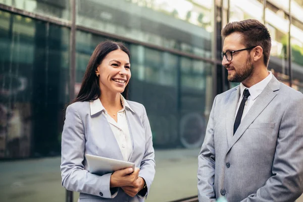 Mensen Uit Het Bedrijfsleven Bespreken Van Ideeën Vergadering Buiten — Stockfoto