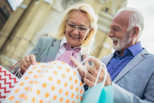 Boldog Érett Pár Séta Bevásárló Vásárlásaikat Egy Napsütéses Napon — Stock Fotó