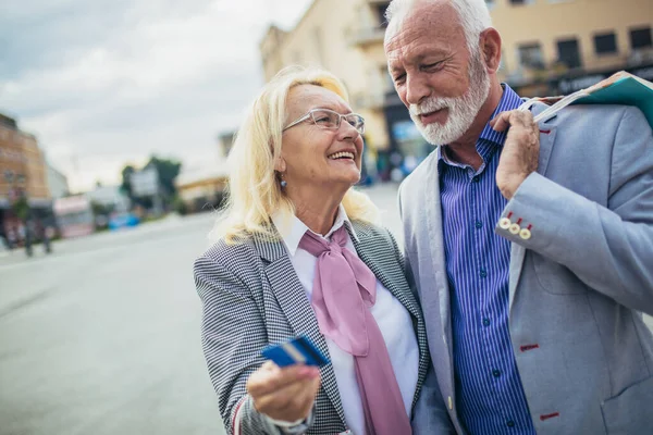 Felice Coppia Matura Piedi Con Loro Acquisti Shopping Una Giornata — Foto Stock