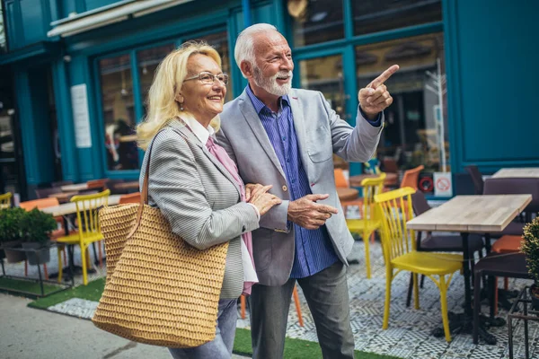 Mature Married Couple Walking City Together — Stock Photo, Image