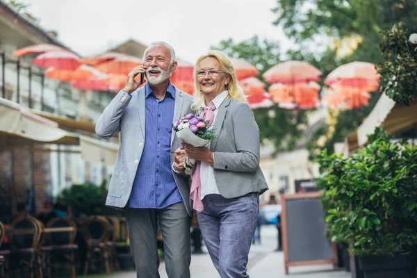 Olgun Evli Bir Çift Şehirde Birlikte Yürüyor Telefonu Kullanan Adam — Stok fotoğraf