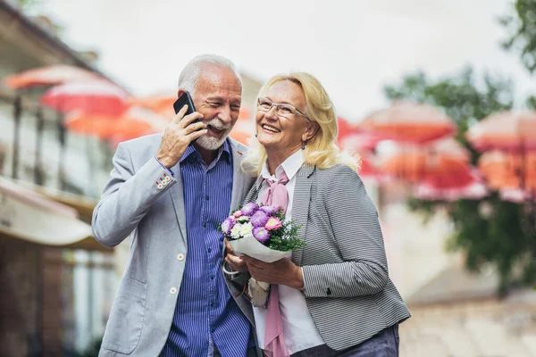 Mogna Gifta Par Går Genom Stad Tillsammans Man Som Använder — Stockfoto