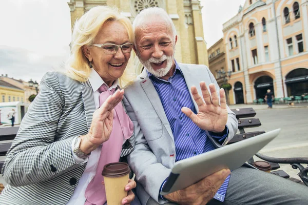 Idős Pár Hogy Videohívást Tablet Szabadban — Stock Fotó