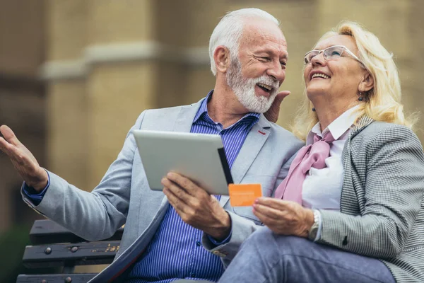 Yaşlı Çift Parkta Bankta Oturuyor Tablet Kredi Kartıyla Alışveriş Yapıyor — Stok fotoğraf