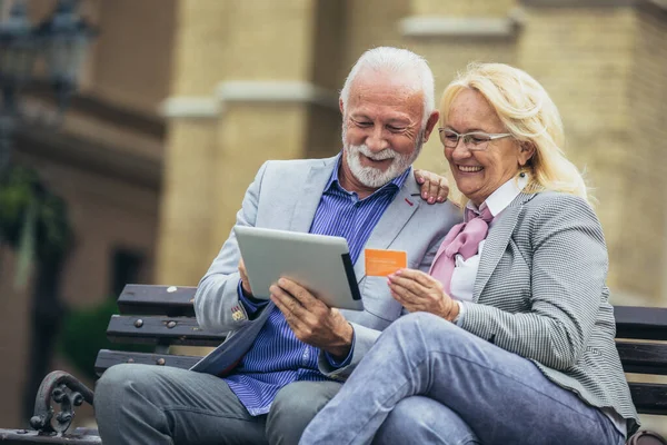 Yaşlı Çift Parkta Bankta Oturuyor Tablet Kredi Kartıyla Alışveriş Yapıyor — Stok fotoğraf