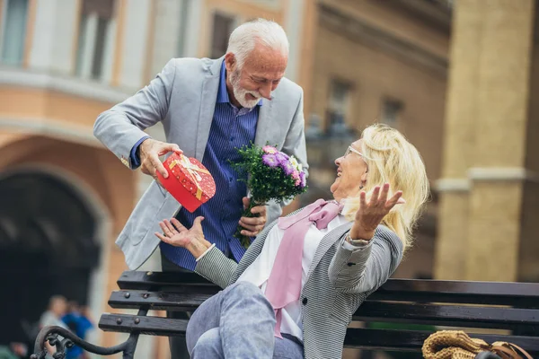 Bella Coppia Anziani Incontri All Aperto Uomo Dando Moglie Presente — Foto Stock