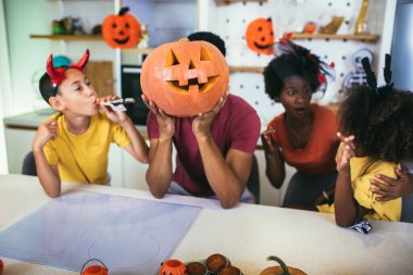 Aile Cadılar Bayramı 'nda eğlenir.