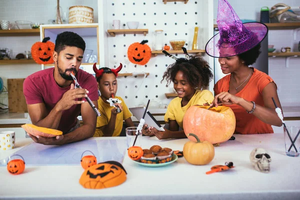 Rodina Baví Době Halloweenu — Stock fotografie