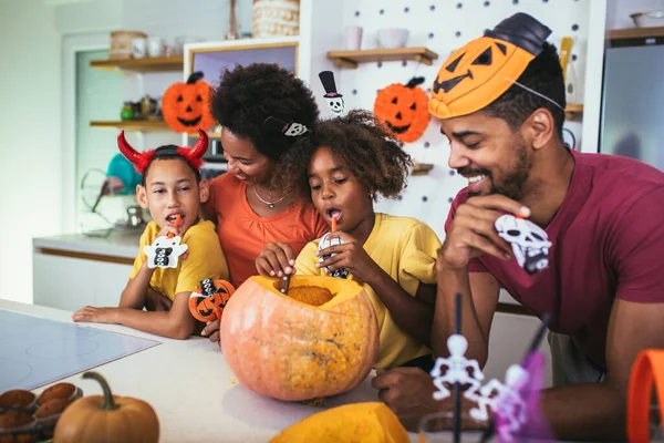 Rodina Baví Době Halloweenu — Stock fotografie