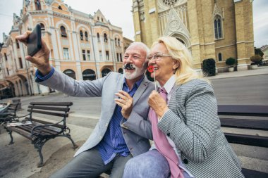Mutlu son sınıf çifti şehirde selfie çekip eğleniyor..