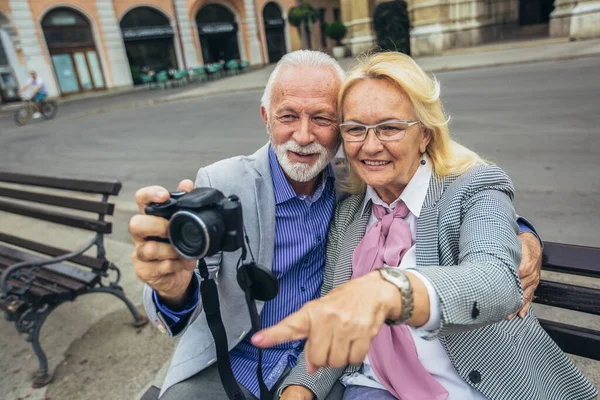 Senior Par Upptäcker Nya Staden Tar Bilder Retrokamera — Stockfoto