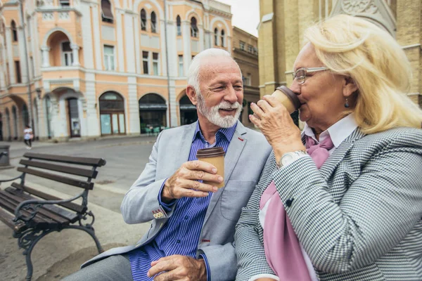 Felice Coppia Anziana Bere Caffè Una Panchina Città — Foto Stock