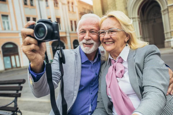 Senior Par Upptäcker Nya Staden Tar Bilder Retrokamera — Stockfoto