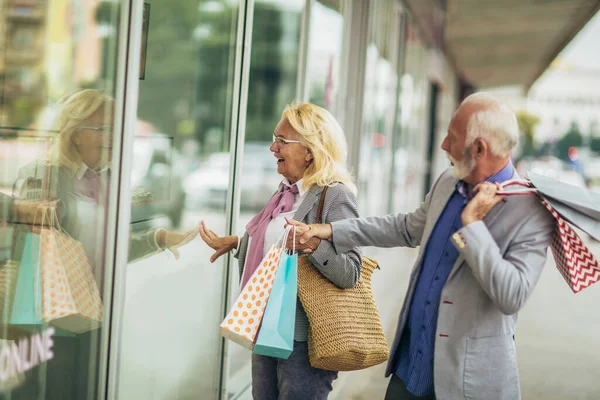 Oudere Echtpaar Dragen Boodschappentassen Genieten Van Winkelen — Stockfoto