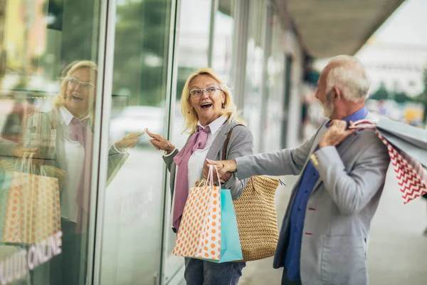 Yaşlı Çift Alışveriş Torbaları Taşıyor Alışverişin Tadını Çıkarıyor — Stok fotoğraf